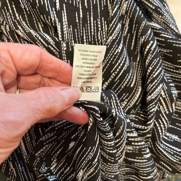 NWT 12W black white patterned long sleeve top v neck hemmed wrists - Picture 6 of 6